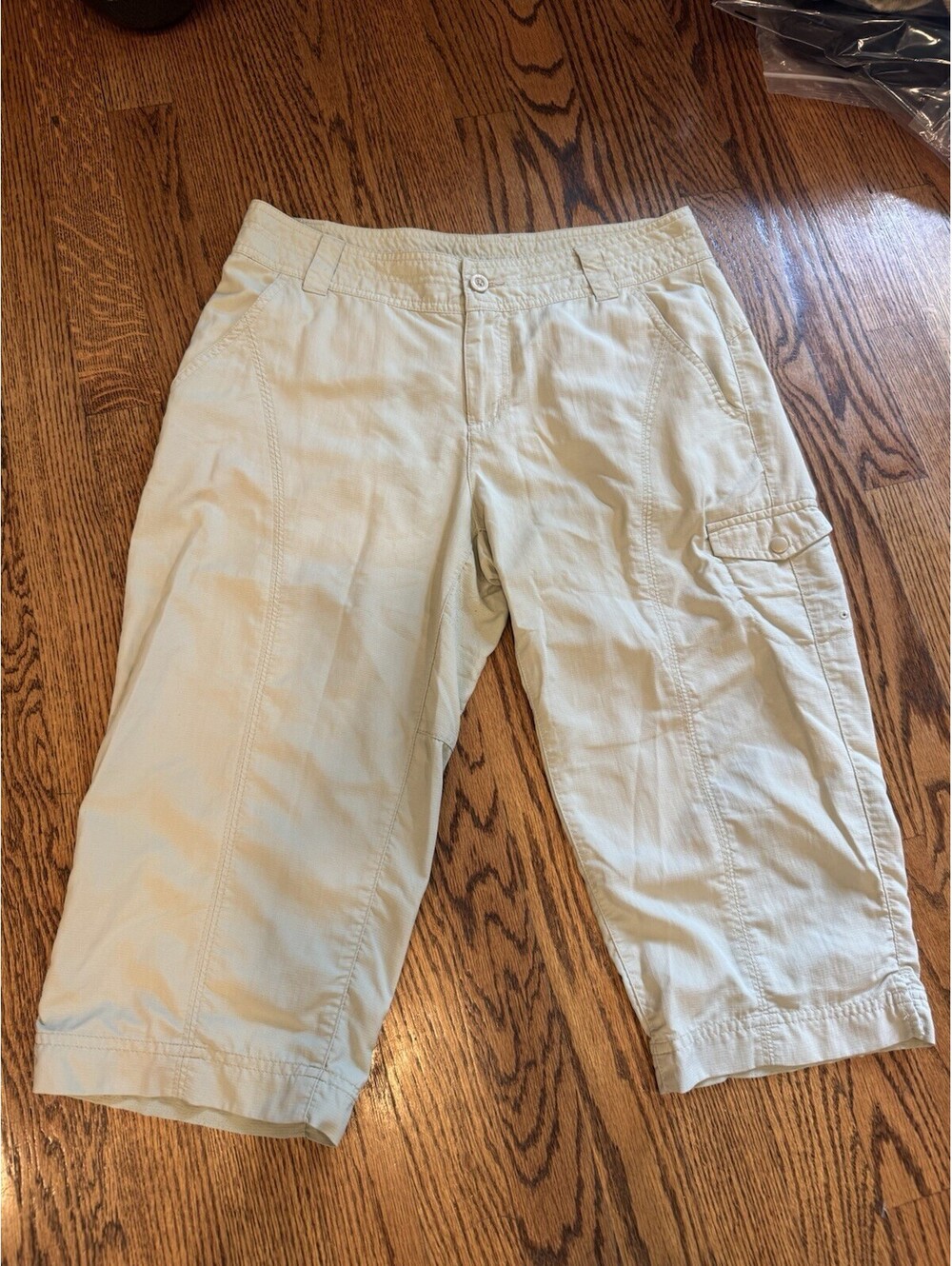 Columbia Beige Women's Cargo Shorts Size 8 Regular Fit Nylon/Poly Pockets